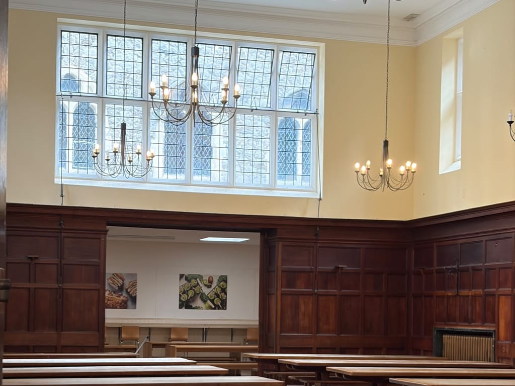 St Edmund's School · El comedor, con vidrieras y artesonado