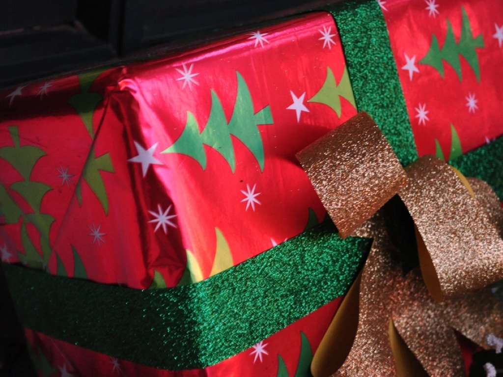 Un regalo de navidad envuelto, con lazo dorado